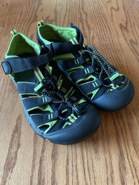 Keen Black and Neon Green Women's Closed-Toe Sport Sandals size 5